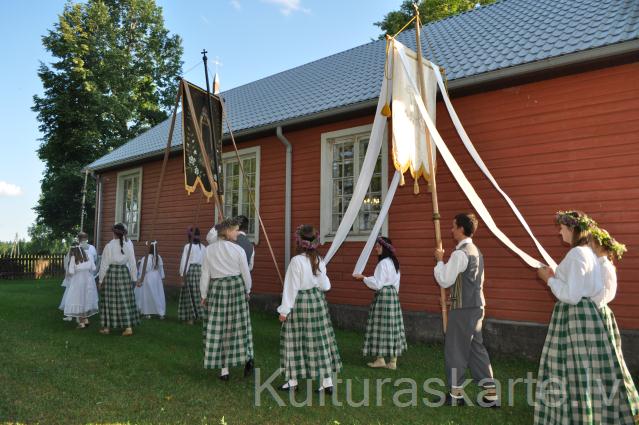 Jauniešu deju kolektīvs Nemitģās Palīdzības Dievmātes svētkos šoreiz kā procesijas dalībnieki pasākumā 27.06.1013.